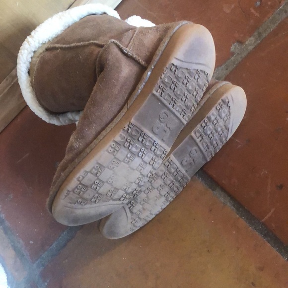 Uggs Style Sheepskin Boots - Picture 4 of 4